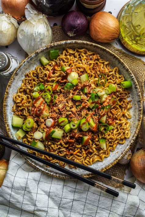 Knoblauch Chili Bratnudeln mit Gurke Röstzwiebeln FeedMeDaily