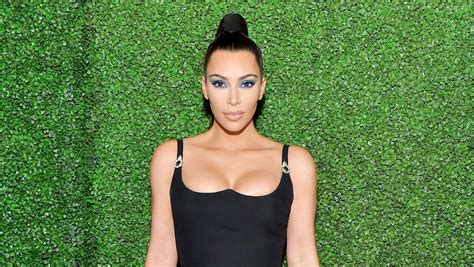 Emisoras Unidas Kim Kardashian Posa Topless Y En Panties Desde La Cama