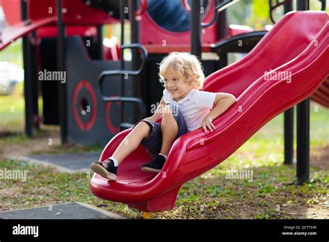 Jeux Pour Enfants Sur L Aire De Jeux Ext Rieure Les Enfants Jouent