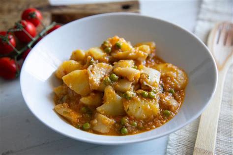 C Mo Hacer Un Guiso De Sepia Con Patatas Y Guisantes La Receta De La