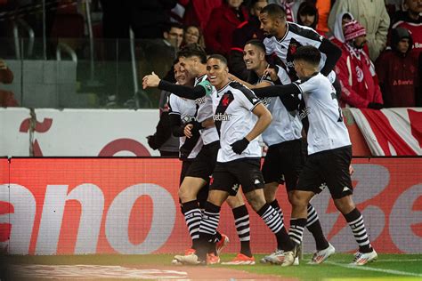 Campeonato Brasileiro De Futebol Vasco Derrota O Corinthians No