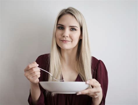 Premium Photo Blonde Girl Eating