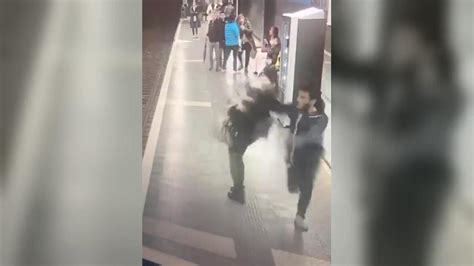 Los Mossos Acusan Al Agresor De Al Menos 10 Mujeres En El Metro De Un Delito De Odio Por