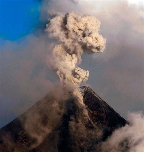 Vulkan Mayon Vor Ausbruch Evakuierung Von Anwohnern Wegen Lava Der