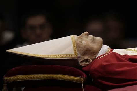 Thousands view former Pope Benedict XVI lying in state - Los Angeles Times