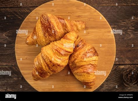 Une photo prise à la verticale de trois croissants croustillants sur