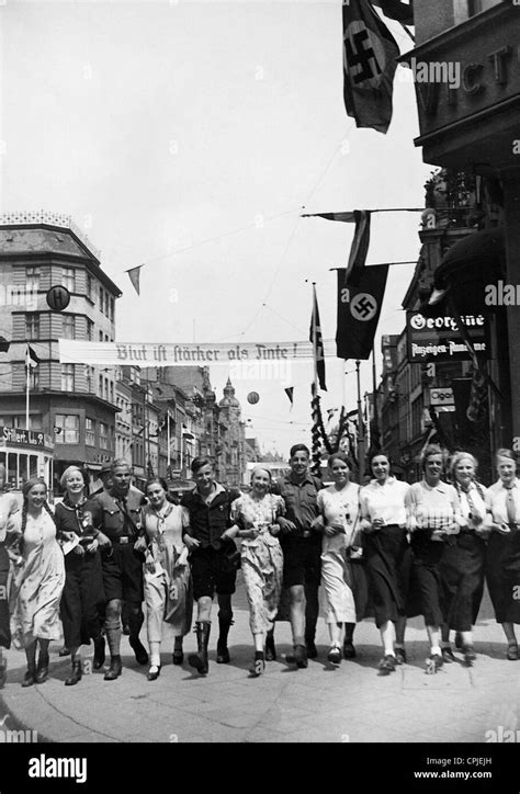 Hitler Youth And Bdm Girls In Koenigsberg Stock Photo Alamy