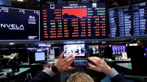 Wall Street Jatuh Indeks Dow Jones Anjlok Lebih Dari 1 000 Poin