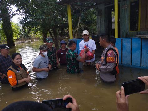 Bantuan Paket Sembako Diserahkan Kepada Masyarakat Terdampak Banjir Di Lamandau Hai Kalteng