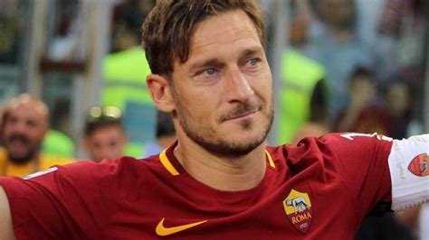 Transferências bancárias de Totti levantam suspeitas na Itália