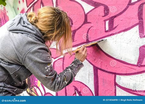 Artista Femenina Haciendo Graffitis De Tipograf A Artificial Foto De