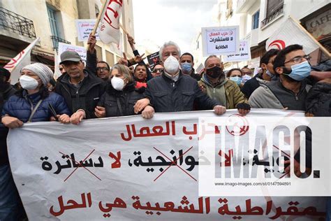 Des Tunisiens participent Ã une manifestation contre le prÃ sident Kais