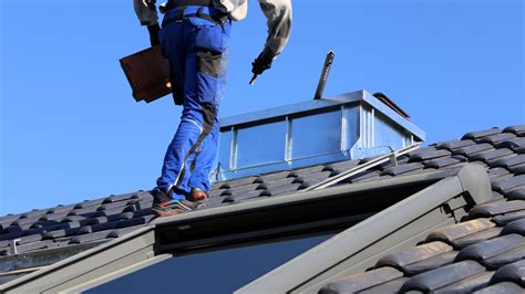 7 Tips From A Des Moines Roofing Company To Make Your Roof Last Longer