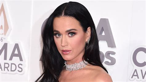 Katy Perry renversante dans une robe bustier futuriste qui dévoile sa