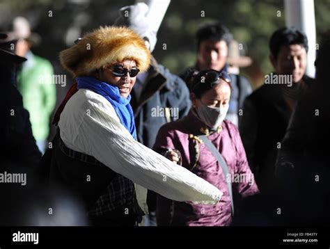 Lhasa China S Tibet Autonomous Region 8th Jan 2016 Lhasa Residents