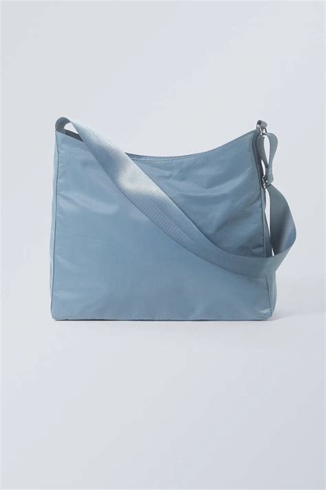 A surprising Caltrain weekday rider found a bag of cash on the seat 6