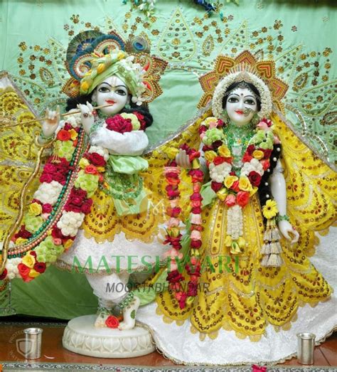 Traditional White Marble Iskcon Radha Krishna Statue Size 12 84 Inch