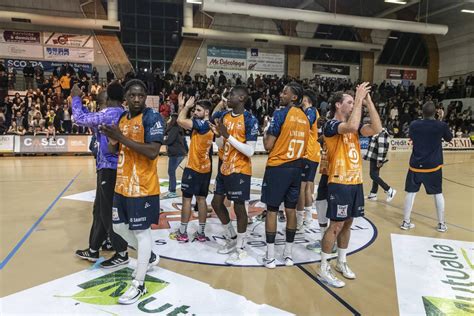 Handball N M Tr S Disput Le Match De Gala Entre Saintes Et Paris