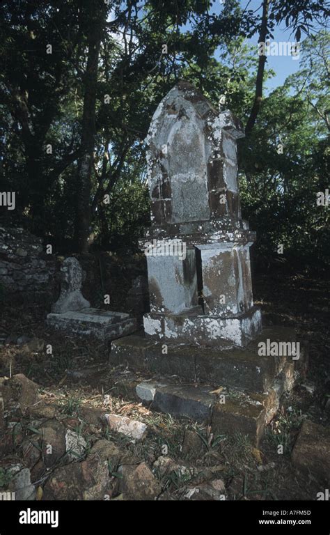 Las tumbas de los niños bebés île Royale Islas del Diablo Guayana