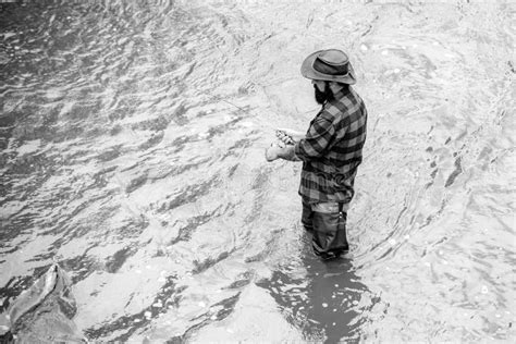 Hombre Pescando En El Agua Pez Barbudo Pescador Joven Equipo De