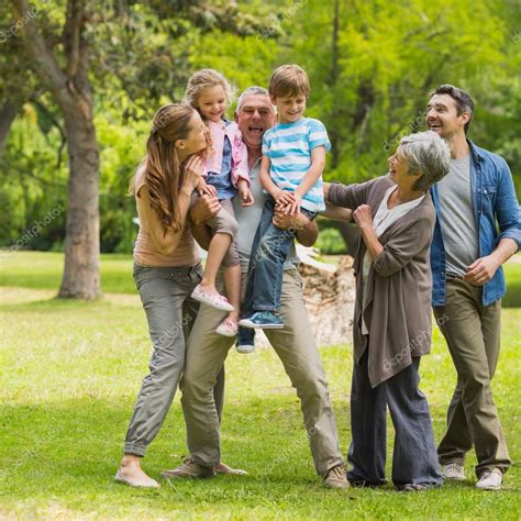 Familia extendida jugando en el parque fotografía de stock