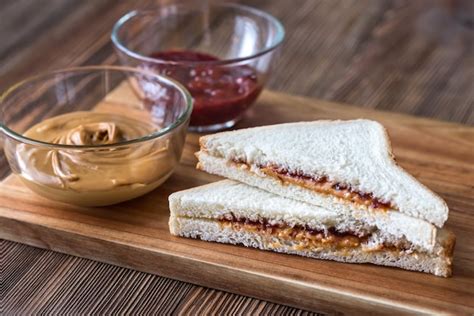 Un Sandwich Au Beurre D Arachide Et La Gel E Photo Premium