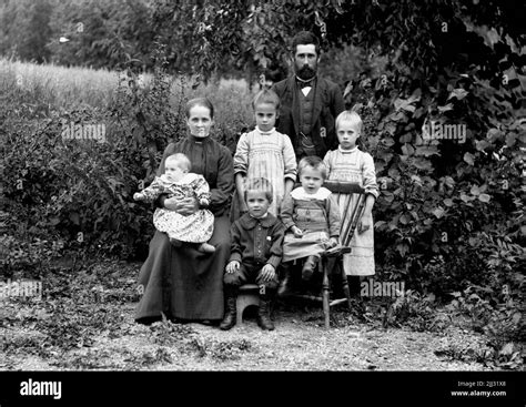 Siebenk Pfige Familie Schwarzwei Stockfotos Und Bilder Alamy