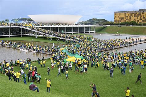 Ex Participante Do Bbb Participa De Invas O Ao Congresso Nacional