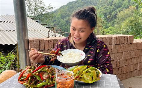 欧妹住深山农村，今天下雨又降温，简单做个爆辣下饭菜吃了两大碗 欧妹呀 欧妹呀 哔哩哔哩视频