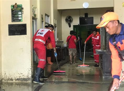 Pmi Kudus Gotong Royong Bersihkan Fasilitas Umum Pasca Banjir Berita