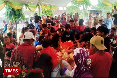 Saling Dorong Berebut Gunungan Meriahkan Tradisi Sedekah Bumi Guwo