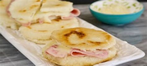 Cómo hacer arepas rellenas de jamón y queso Cocina Mía Los