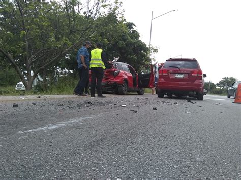 Camionetas protagonizan aparatoso accidente en Periférico de Mérida