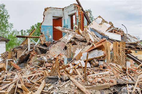 Escombros De La Vieja Casa En Ruinas Foto Premium