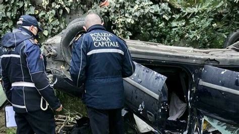 Incidente In Via Orti Della Farnesina A Roma Auto Precipita Dal Ponte