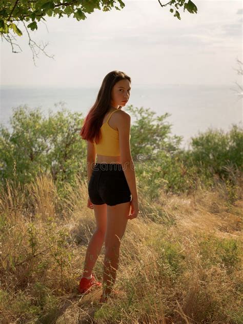 Mooi Brunette Met Een Weinig Het Rode Haar Model Buiten Stellen In Gele