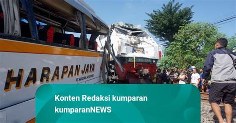 Foto Bus Harapan Jaya Tertabrak Kereta Api Di Tulungagung Kumparan