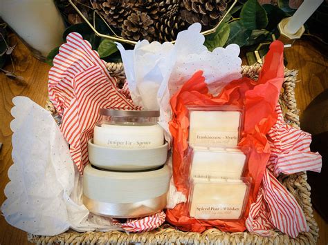 Made some gift baskets for Christmas : candlemaking