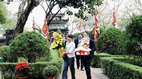 Đoàn đại biểu lãnh đạo thành phố dâng hương tại Đền thờ Vua Đinh Vua