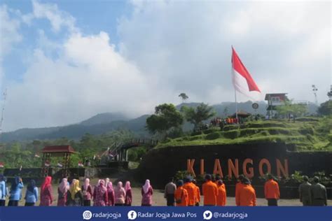 Songsong HUT Ke 77 RI Sang Saka Merah Putih Raksasa Berkibar Di Bukit