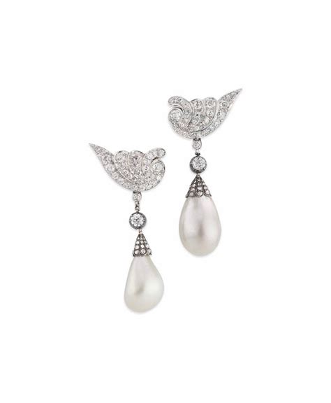 PAIRE DE PENDANTS D OREILLES PERLES FINES ET DIAMANTS PAR CHAUMET