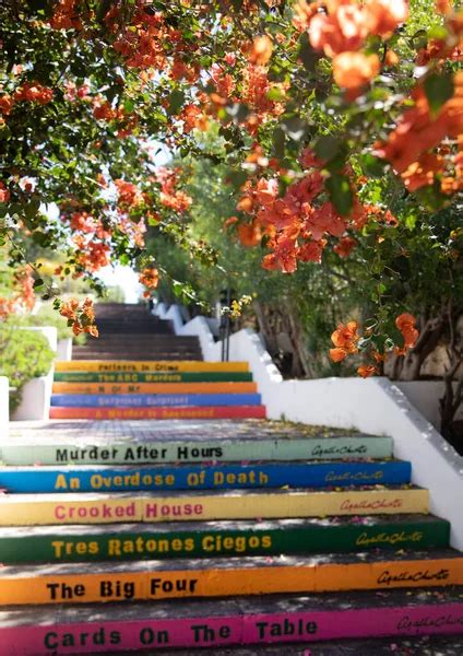 Escaleras Multicolores Con T Tulos De Libros De Agatha Christies