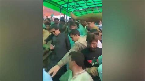 VIDEO Visitors Chant Chor Chor As Imran Khan Visits Baba Farids Shrine