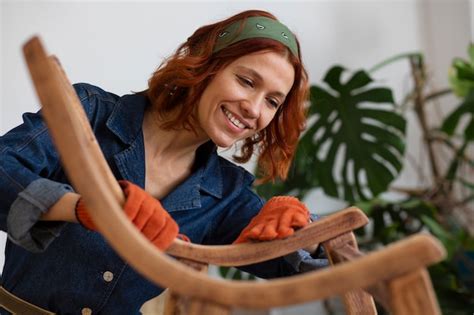 Hacer Y Restaurar Tus Propios Muebles De Madera En Casa Foto Gratis