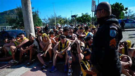 Police detain over 200 Peñarol fans during clashes in Rio - ESPN