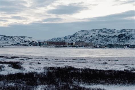 El Antiguo Pueblo De Pescadores En La Orilla Del Mar De Barents La