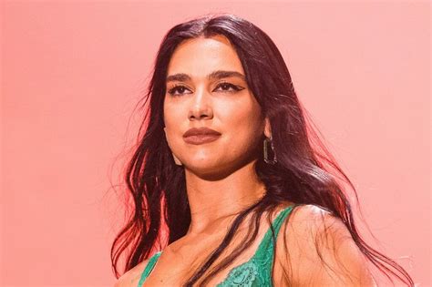 Quién Es Dua Lipa Todo Sobre La Historia De La Diva Del Pop Británico Letrascom