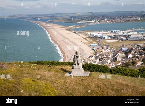 Chesil Beach Tombolo High Resolution Stock Photography And Images Alamy