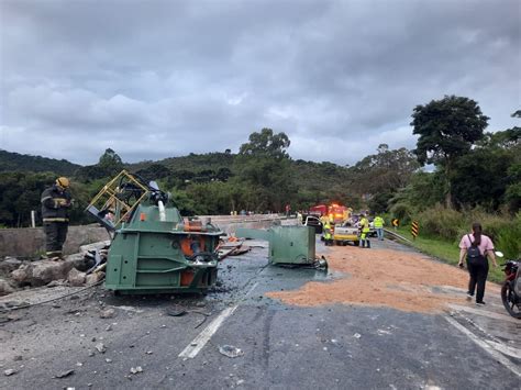 Caminhão que transportava prensa hidráulica capota e deixa feridos na