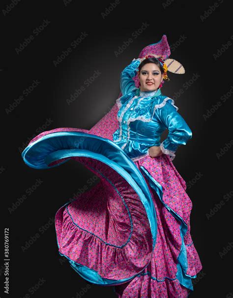 Mujer Bailarina De Folklor Mexicano Del Estado De Nayarit Traje Folklorico Nayarrita Color Rosa